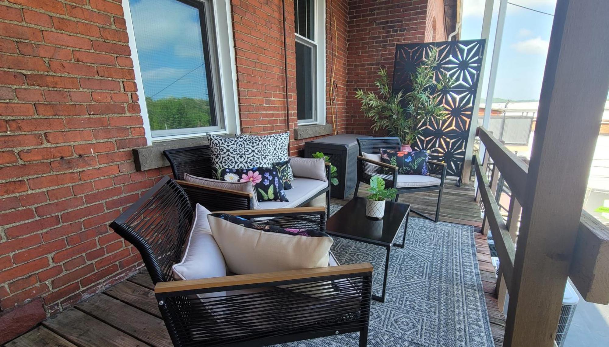 Spacious Luxury Apt In Historic Downtown - Oh Amish Country Millersburg Dış mekan fotoğraf