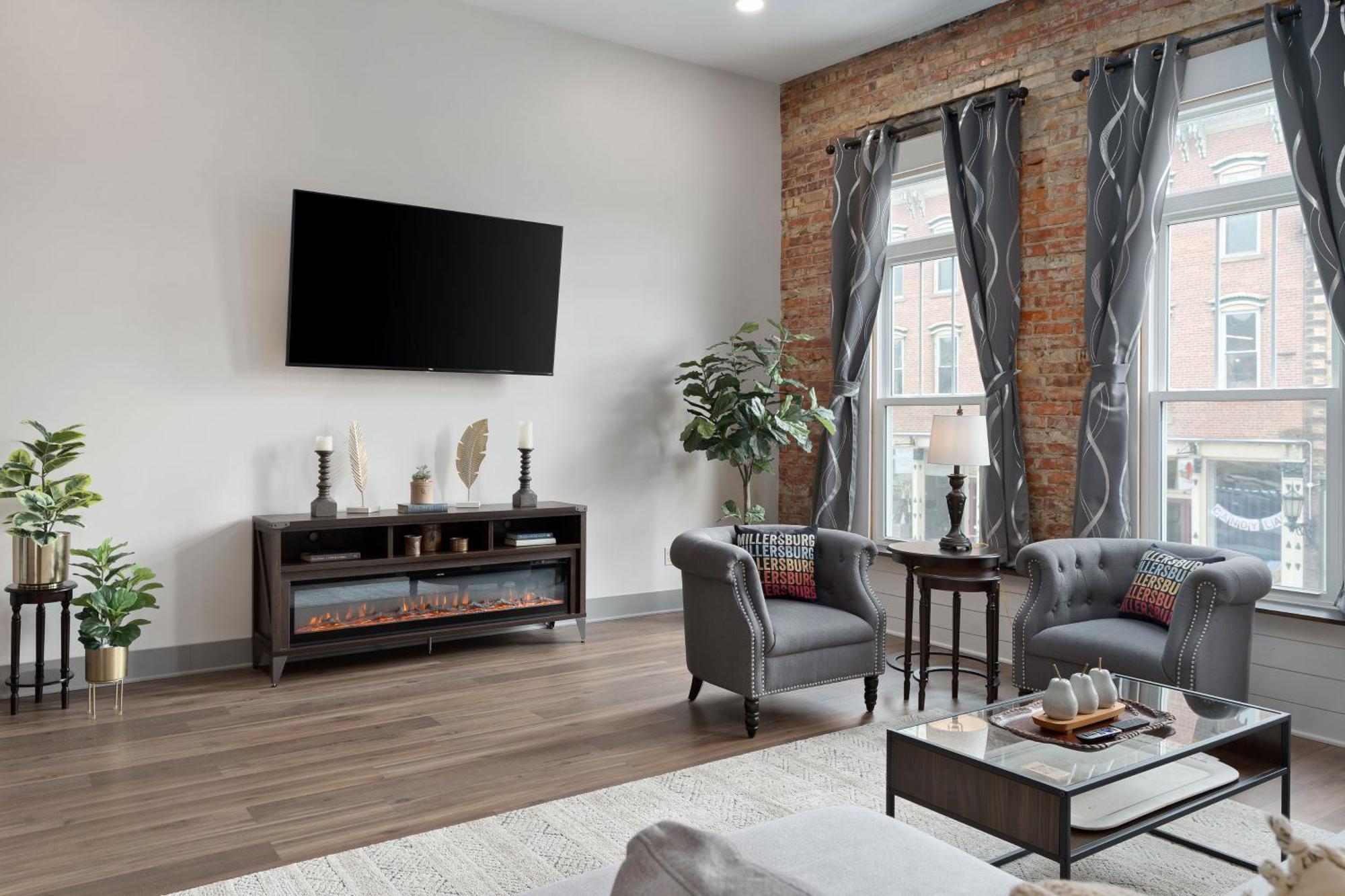 Spacious Luxury Apt In Historic Downtown - Oh Amish Country Millersburg Dış mekan fotoğraf