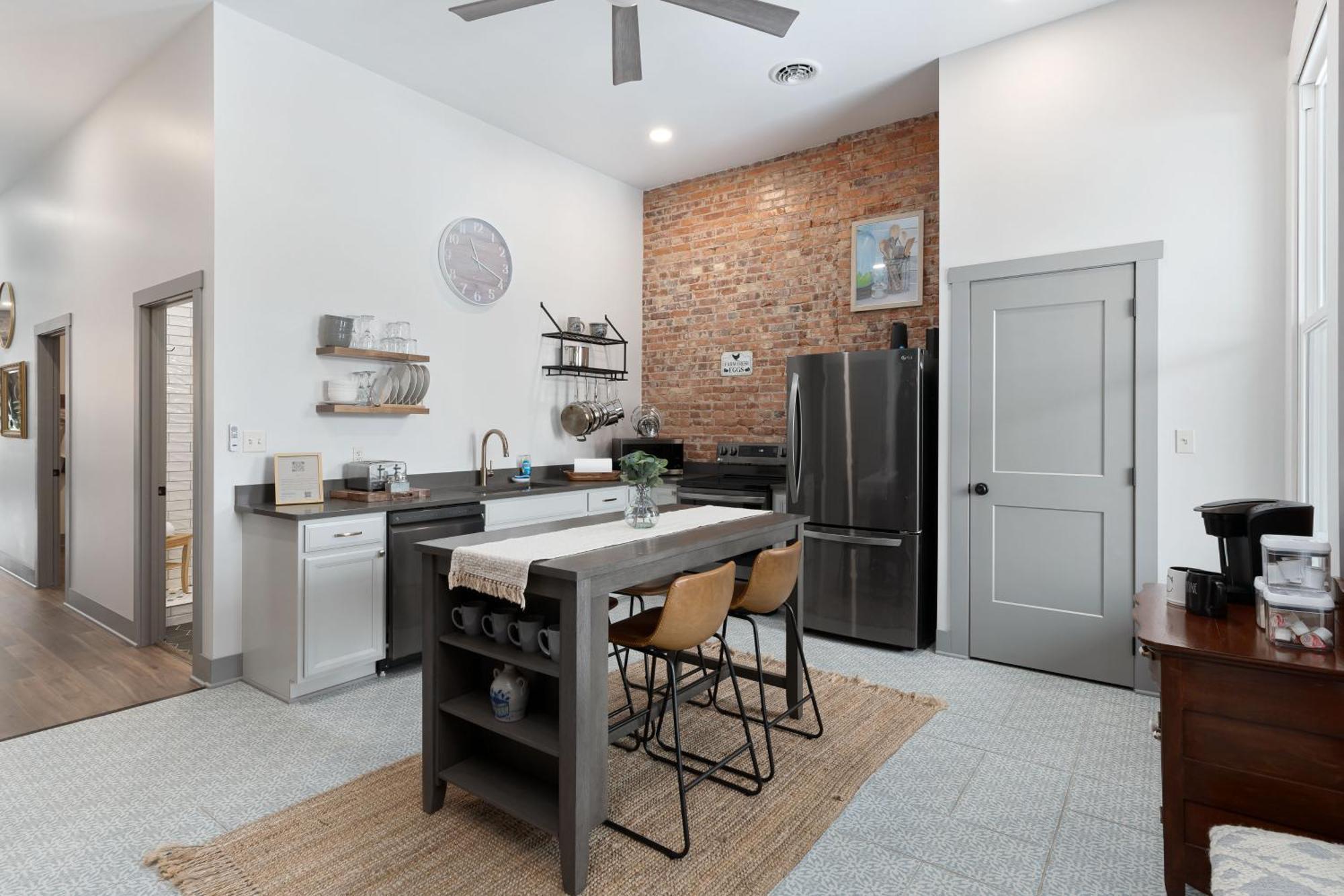 Spacious Luxury Apt In Historic Downtown - Oh Amish Country Millersburg Dış mekan fotoğraf